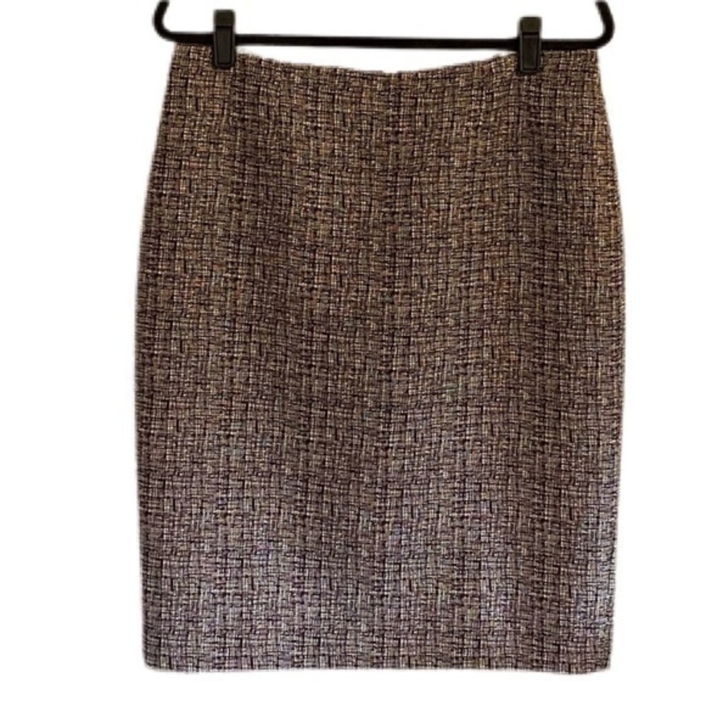 JONES STUDIO black and off-white Tweed straight skirt in size 10. EUC